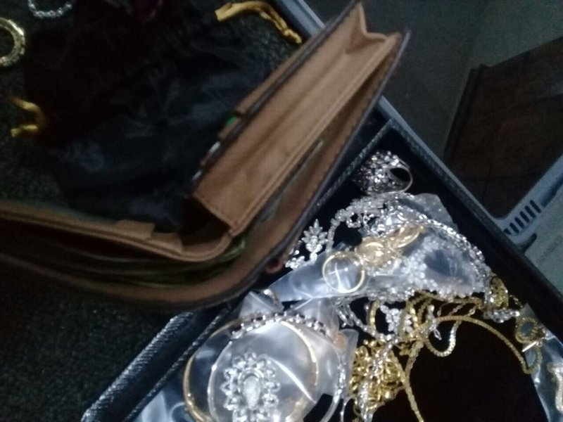 صور / مواطن يعثر على حقيبة بها مجوهرات ومصوغات ذهبية قيمتها 250 الف ريال