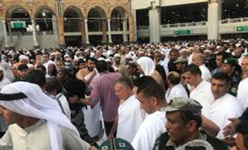 الملك وولي العهد يقومان بأداء العمرة فور وصولهما للمملكة السعودية