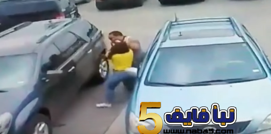 شاهد بالفيديو شاب يعتدي على أم وأبنتها بسبب موقف السيارات