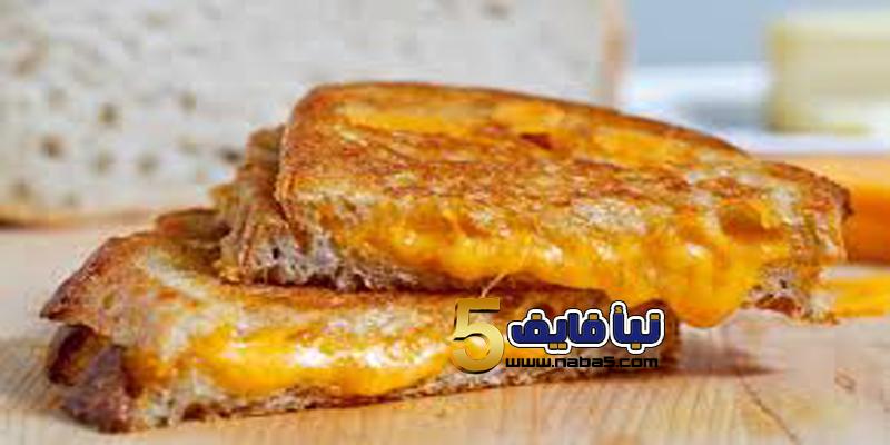 طريقة عمل سندويتشات الجبنة المشوية في المنزل