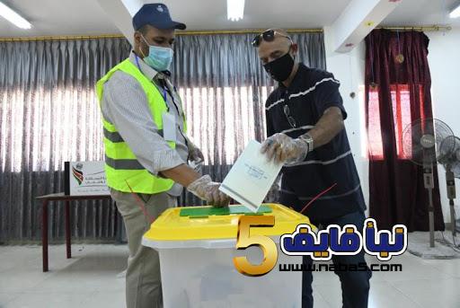 تحقيق في الفيديو المتداول يظهر كتيبات اقتراع خارج الصناديق في محافظة اربد