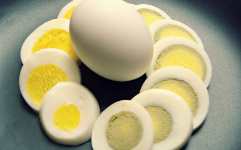 طريقة خاطئة عند سلق البيض تسبب التهاب الأمعاء