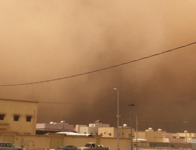 وزارة الصحة تحذر وتنصح بالتقيد بالكمامة وإغلاق النوافذ والأبواب بسبب الغبار￼