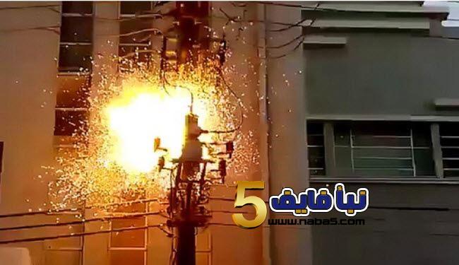 حريق في عامود كهرباء يثير الخوف بين المواطنين في دابوق