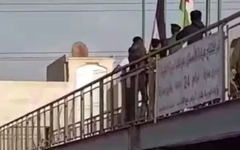 الأمن يمنع انتحار مواطن من فوق جسر مشاة باللحظة الأخيرة