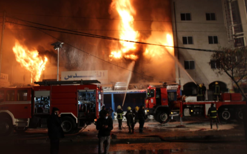 الأمن العام: اصابة 6 من عناصر الدفاع المدني في حريق اربد – صور وفيديو