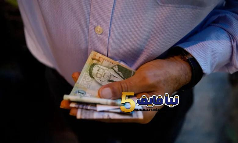 حكم أخذ الرجل عيدية زوجته