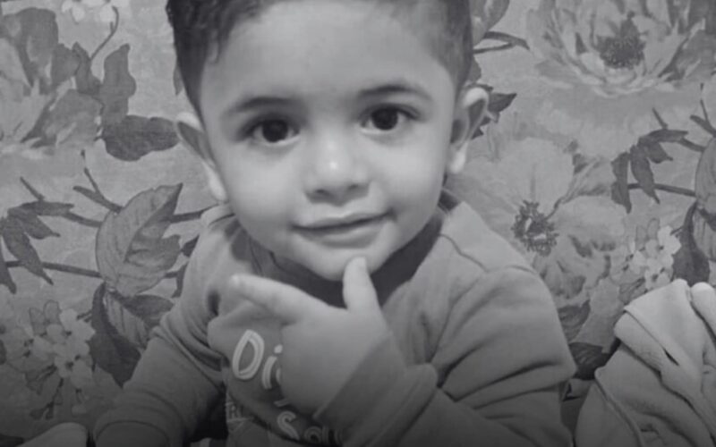 حزن يخيم مواقع التواصل الاجتماعي بعد وفاة الطفل عمر