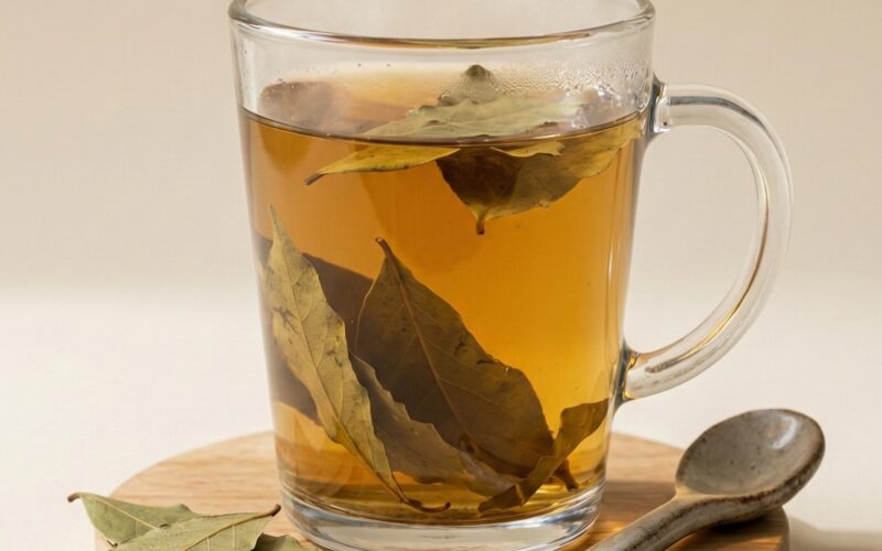 كنز طبيعي في مطبخك: ماذا يحدث لجسمك عند شرب “شاي الغار” قبل النوم؟