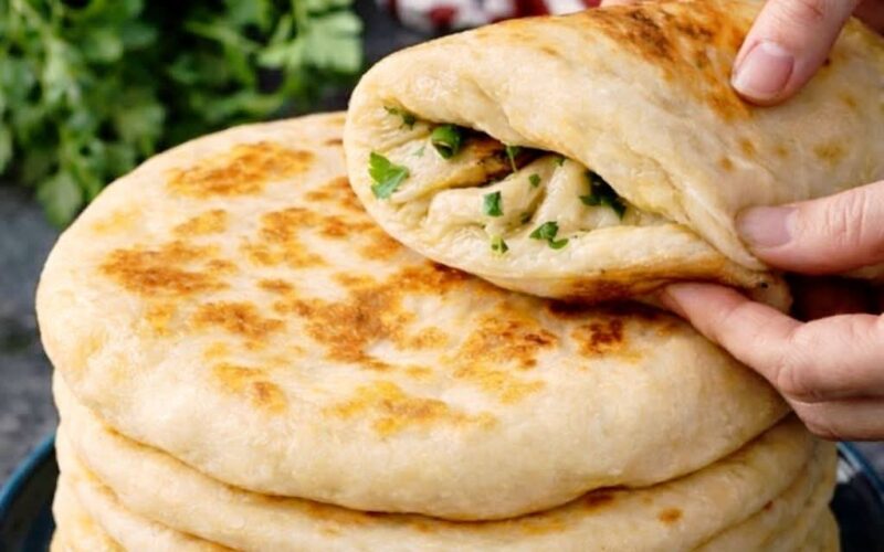 من ألذ وأبسط الوصفات اللي تنفع فطار أو عشا، عيش طري من جوه ومتحمر خفيف من بره، وحشوته على مزاجك 