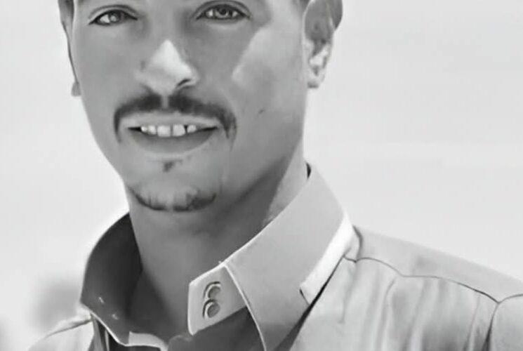 بعد عام ونصف بالغربة.. مصرع شاب في حادث انقلاب ميكروباص بالصحراوي الشرقي في المنيا