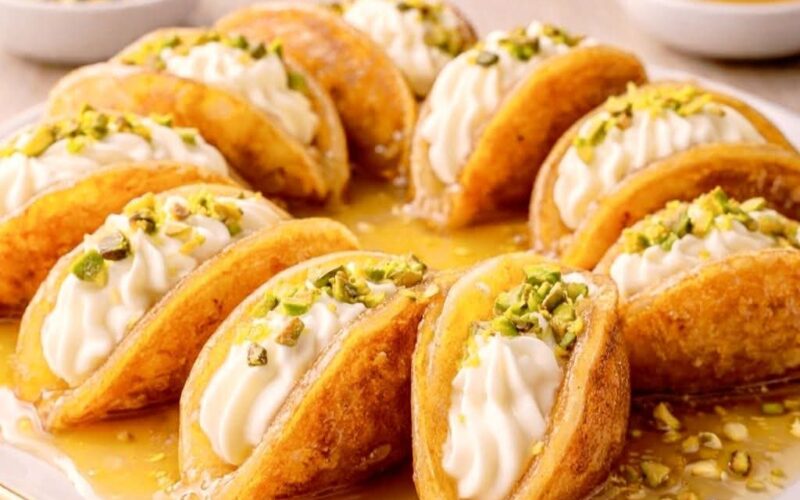 قطايف بالكريمة… لما تبقى غرقانة شربات على الأصول 😍🍯