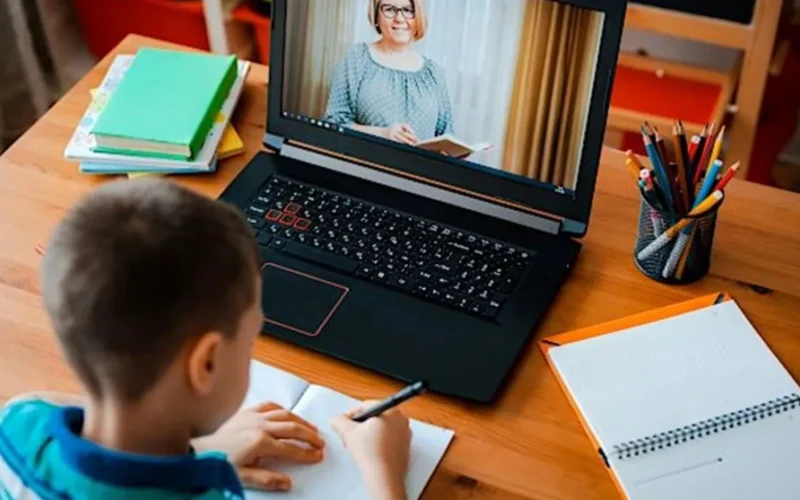 مصدر  حكومي: لا نية لتحويل الدراسة أو العمل عن بعد