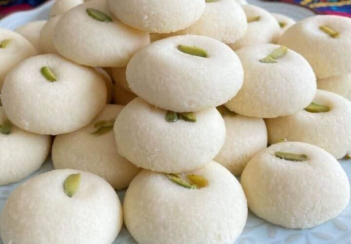 الغريبة الناعمة بتاع الحلواني زي الجاهزة بالظبط و طعمها تحفة بتددوب لوحدها