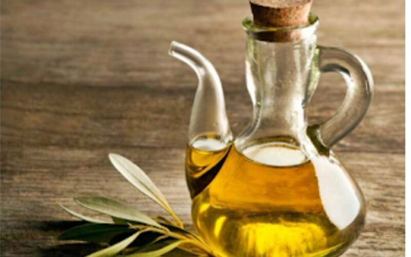سرّ نوم هادئ وصحة أفضل: ماذا تفعل ملعقة زيت الزيتون بجسمك قبل النوم..