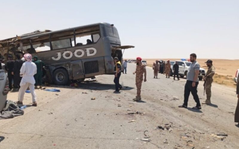 سوريا: 35 وفاة و30 مصابا لحادث سير على طريق دير الزور دمشق.