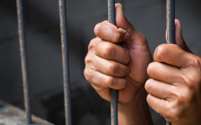أشعل الضوء فظهرت الصدمة.. الزوجة إلى بيت أهلها والمتهم إلى السجن..